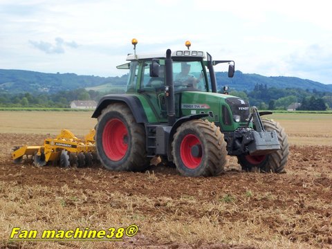 Champ'Paille 2011 Fendt 714 + Agrisem DiscoMulch 3 mètres.jpg