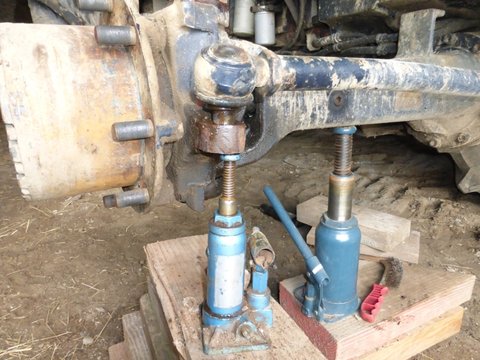 Donner des bon coups de marteau sur la pièce qui est autour de l'axe de la rotule