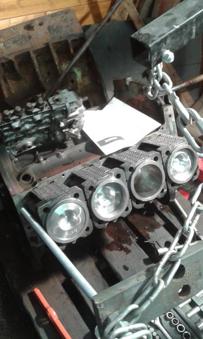 remise a neuf du moteur: chemise piston, coussinet arbre moteur + bielle, joint, nez injecteur, pompe alimentation gasole etc... .
