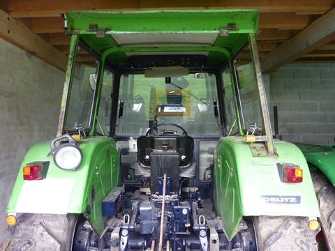 Voici donc l'arrière de ma cabine, faut-il remettre une vitre complète avec tout les éléments manquants?<br />Ceci-dit je suis moins embêté pour crocher du matériel et ne risque pas de la casser sauf pour la pluie ou je n'aime pas que tout soit trempé.